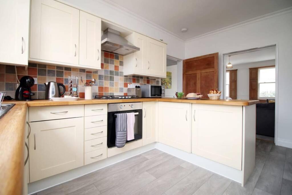 Spacious Georgian 3Bedroom Apartment- 10 Minute Walk To The River Avon, Roman Baths And Bath Abbey Extérieur photo