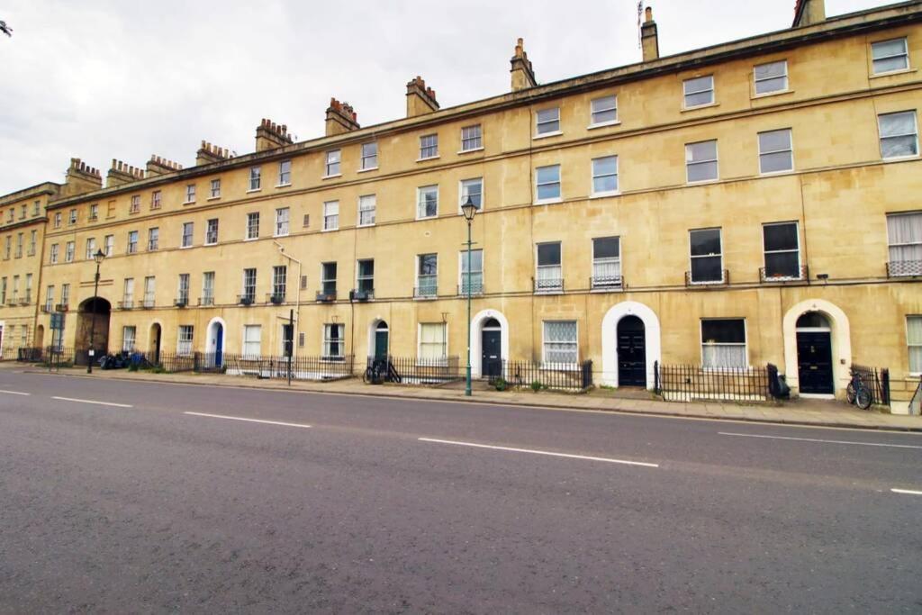 Spacious Georgian 3Bedroom Apartment- 10 Minute Walk To The River Avon, Roman Baths And Bath Abbey Extérieur photo