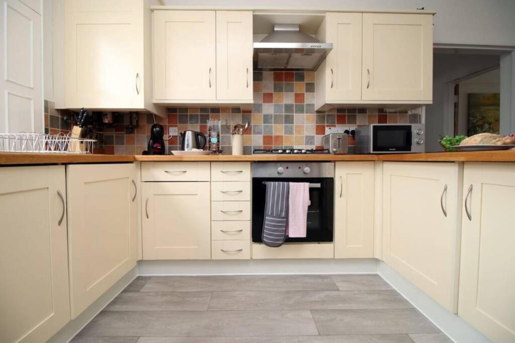 Spacious Georgian 3Bedroom Apartment- 10 Minute Walk To The River Avon, Roman Baths And Bath Abbey Extérieur photo