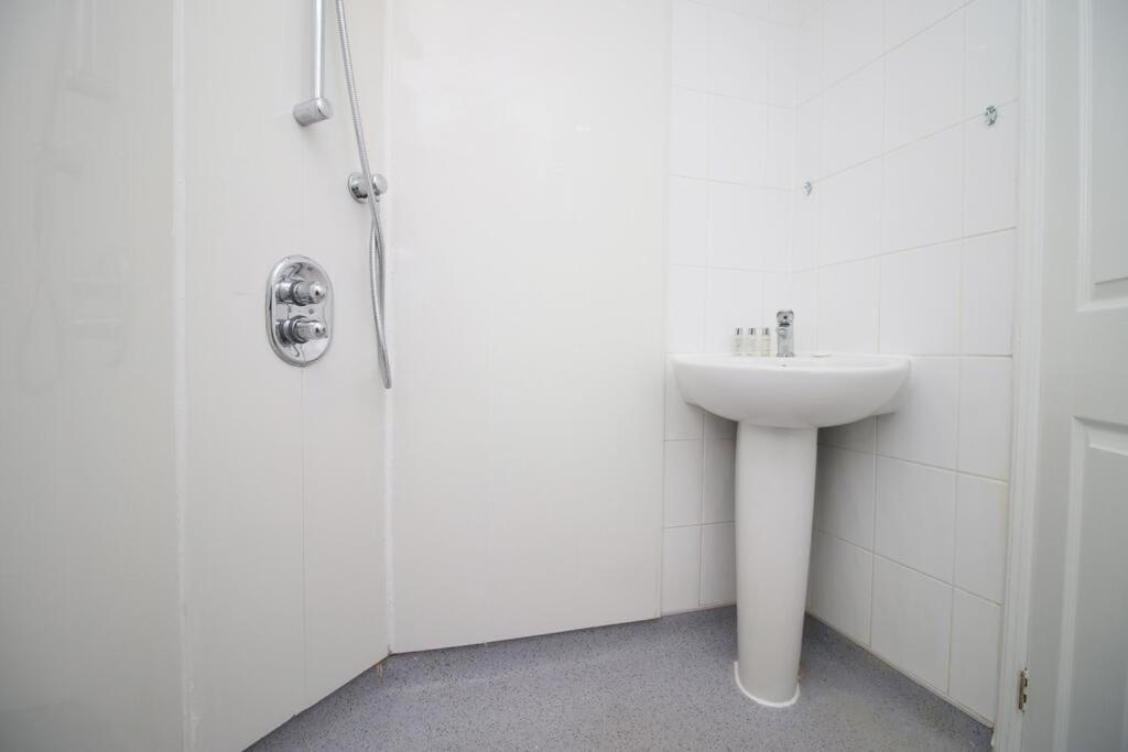 Spacious Georgian 3Bedroom Apartment- 10 Minute Walk To The River Avon, Roman Baths And Bath Abbey Extérieur photo